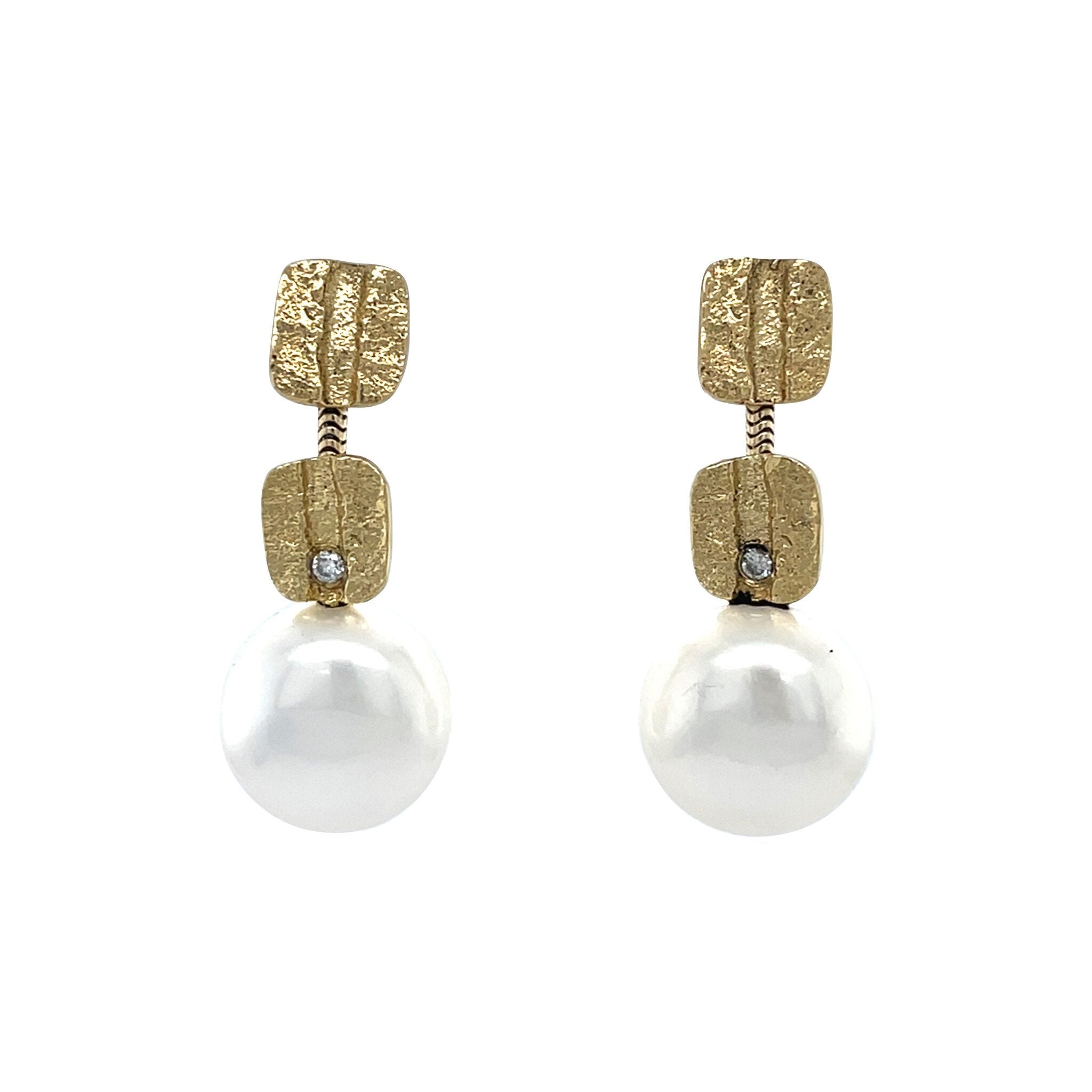 Gold stud earrings with pearl and diamond 18 kt