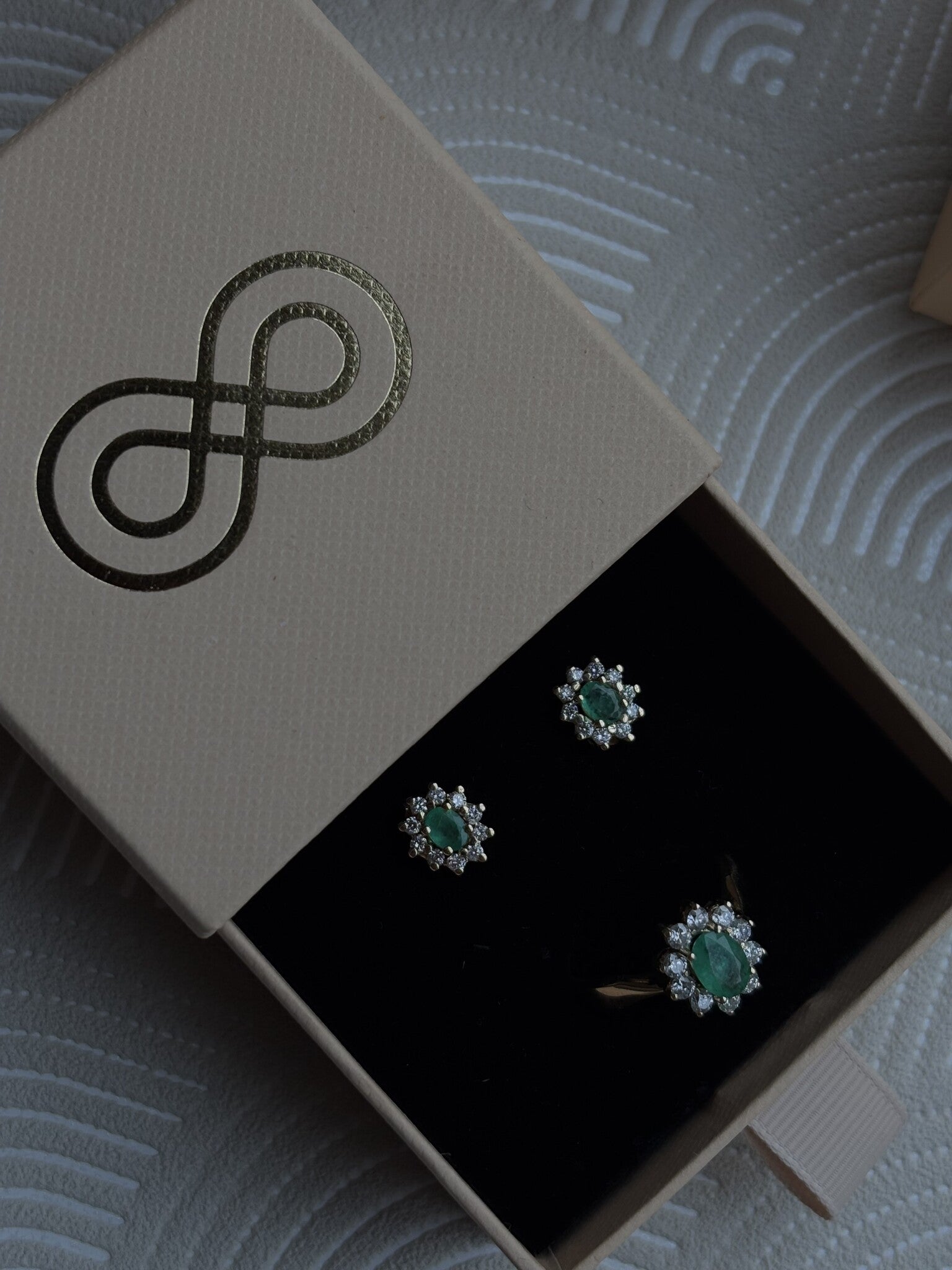 Gold entourage stud earrings with diamond and emerald 14 karat* New
