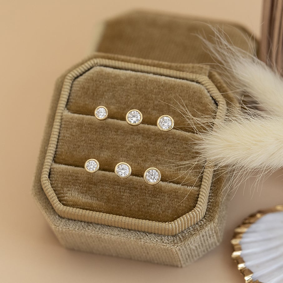 Yellow gold solitaire stud earrings with diamond 14 kt