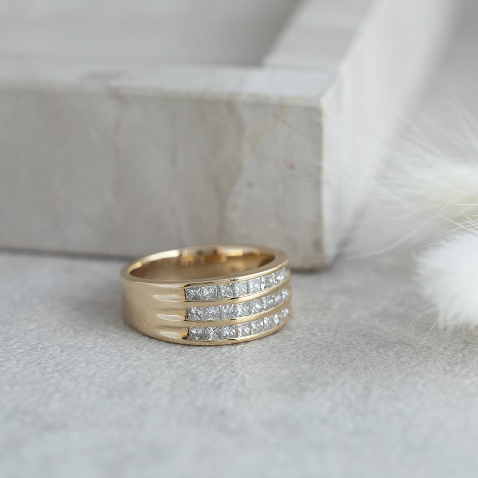 Gold ring with princess-cut diamond 18 karat