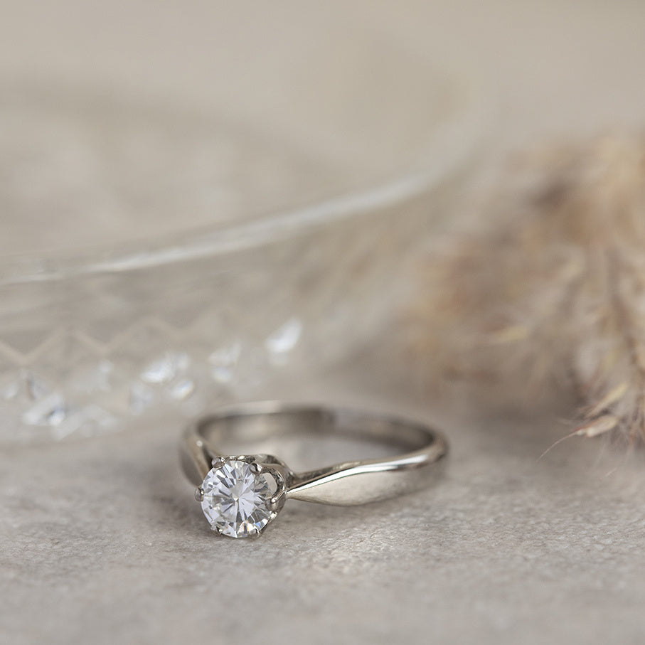 White gold solitaire ring with diamond 14 kt