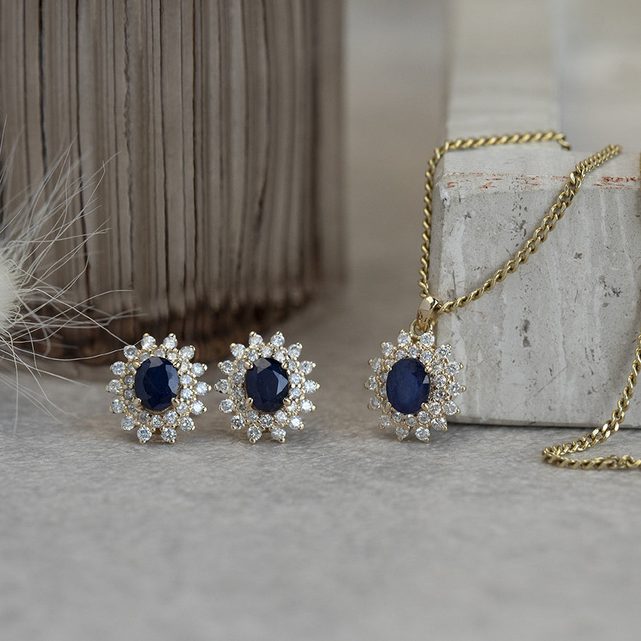 Gold entourage pendant with diamond and sapphire 14 karat* New