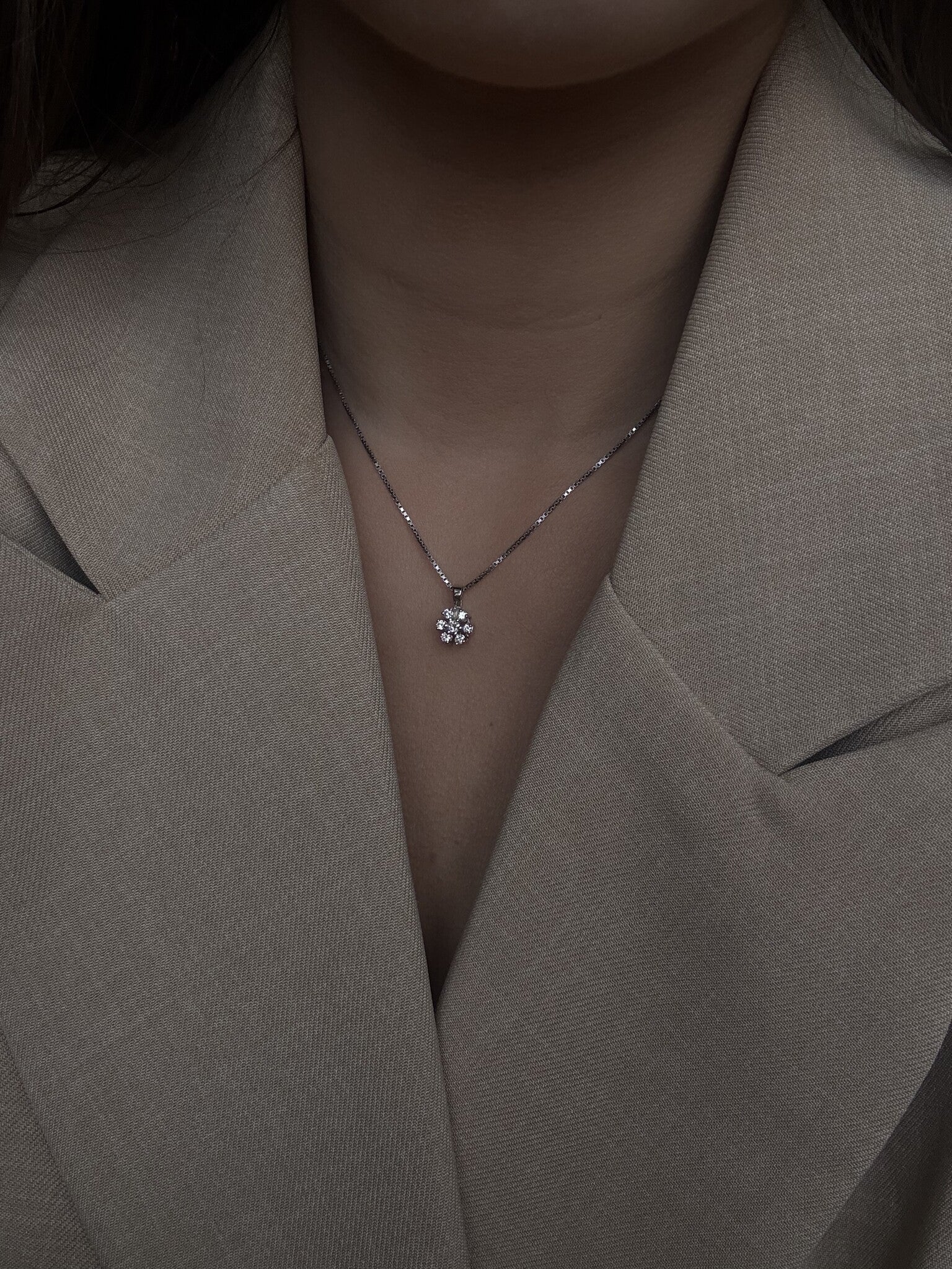 Witgouden entourage hanger met diamant 14 karaat