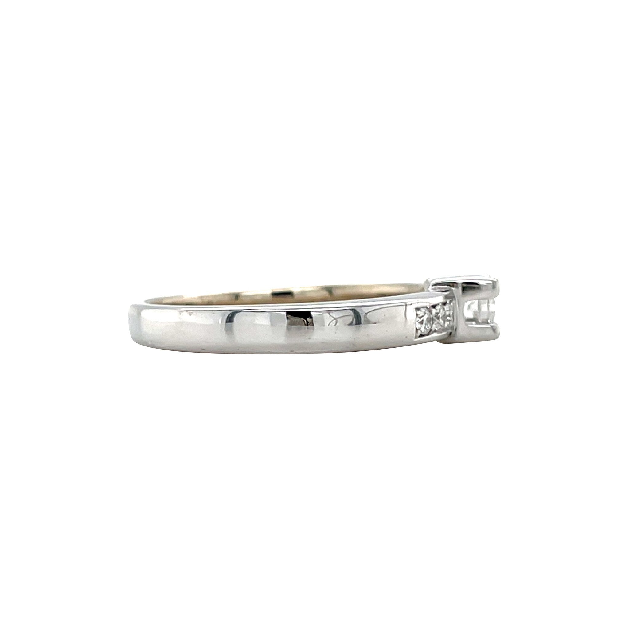 White-gold ring with diamond 14 karat