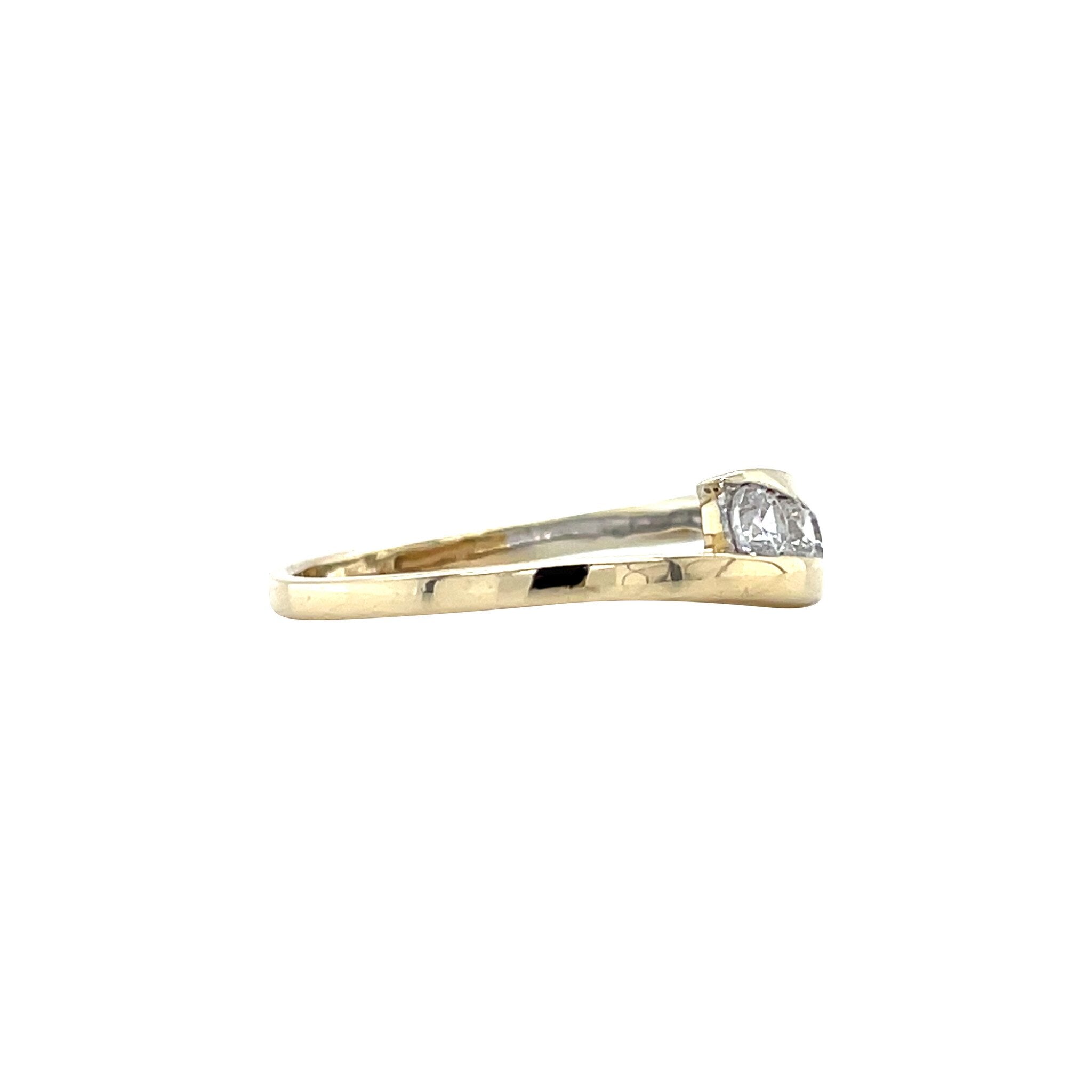 Gold hammered ring with zirconia 14 kt