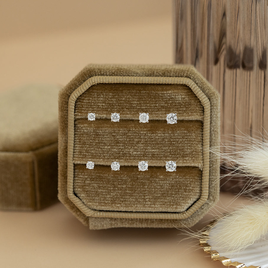 White gold solitaire ear studs with diamond 14 kt