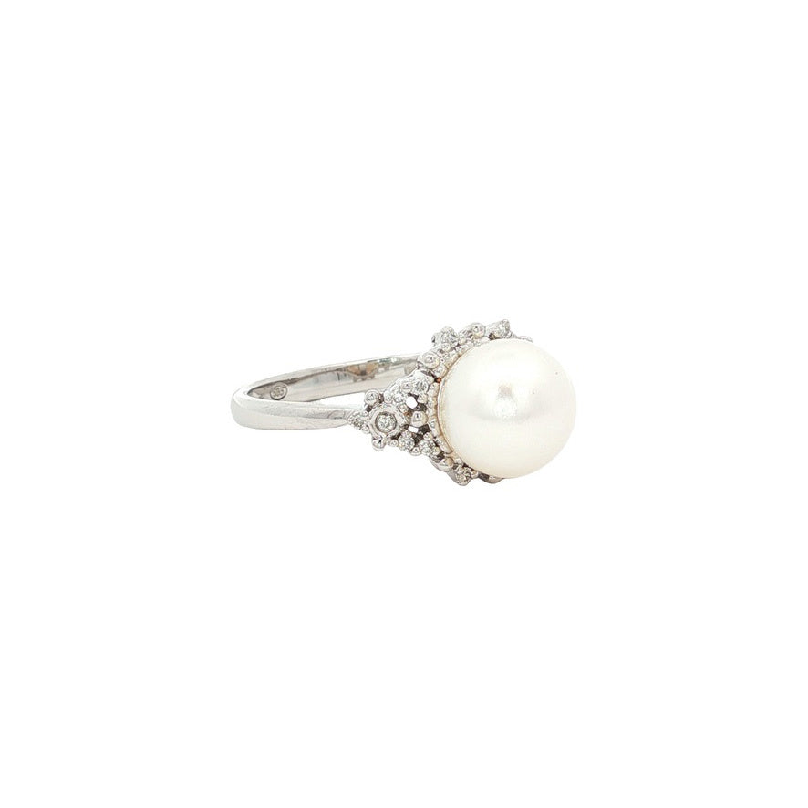 White gold ring with pearl and diamond 14 karat