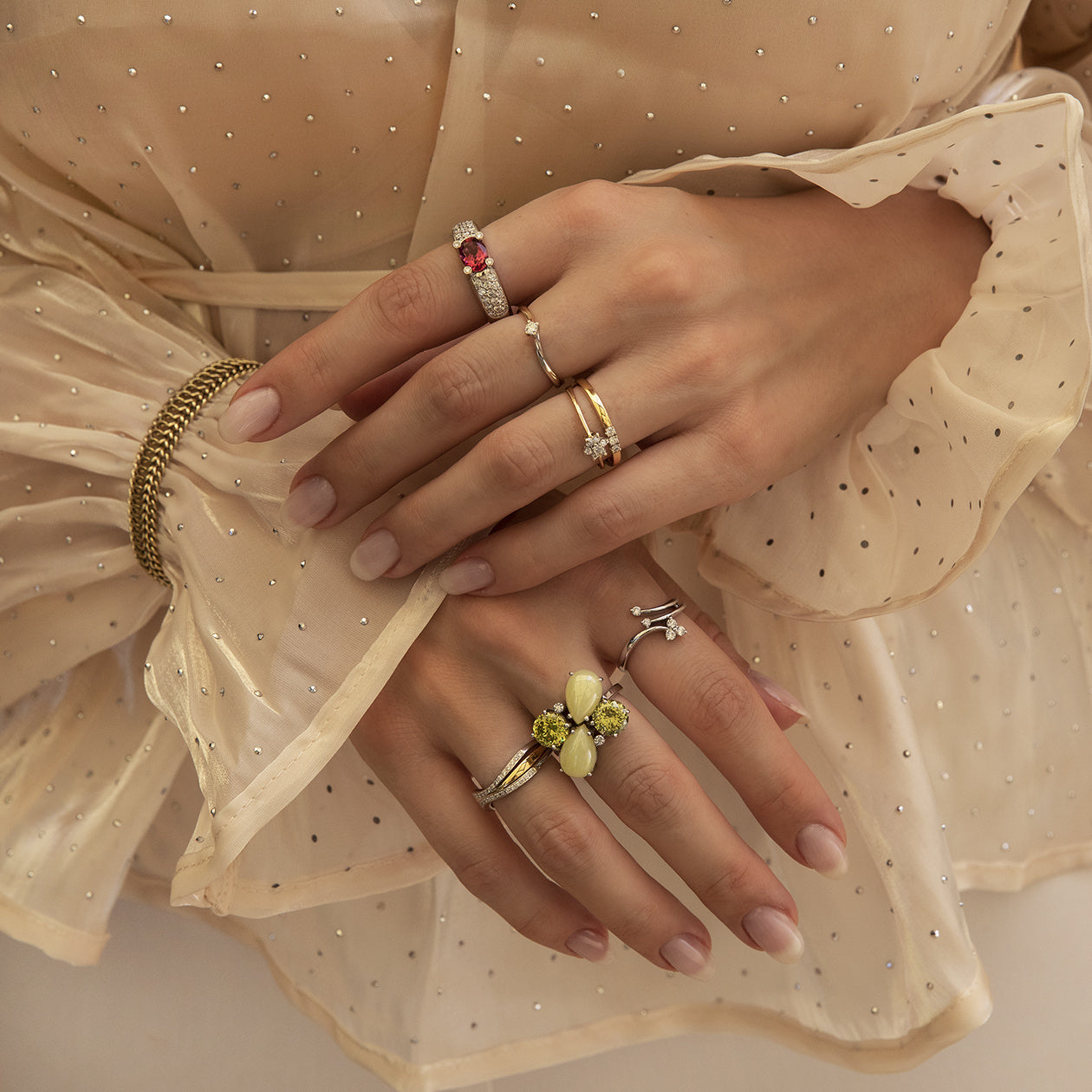 White gold ring with green gemstone and diamond 18 kt