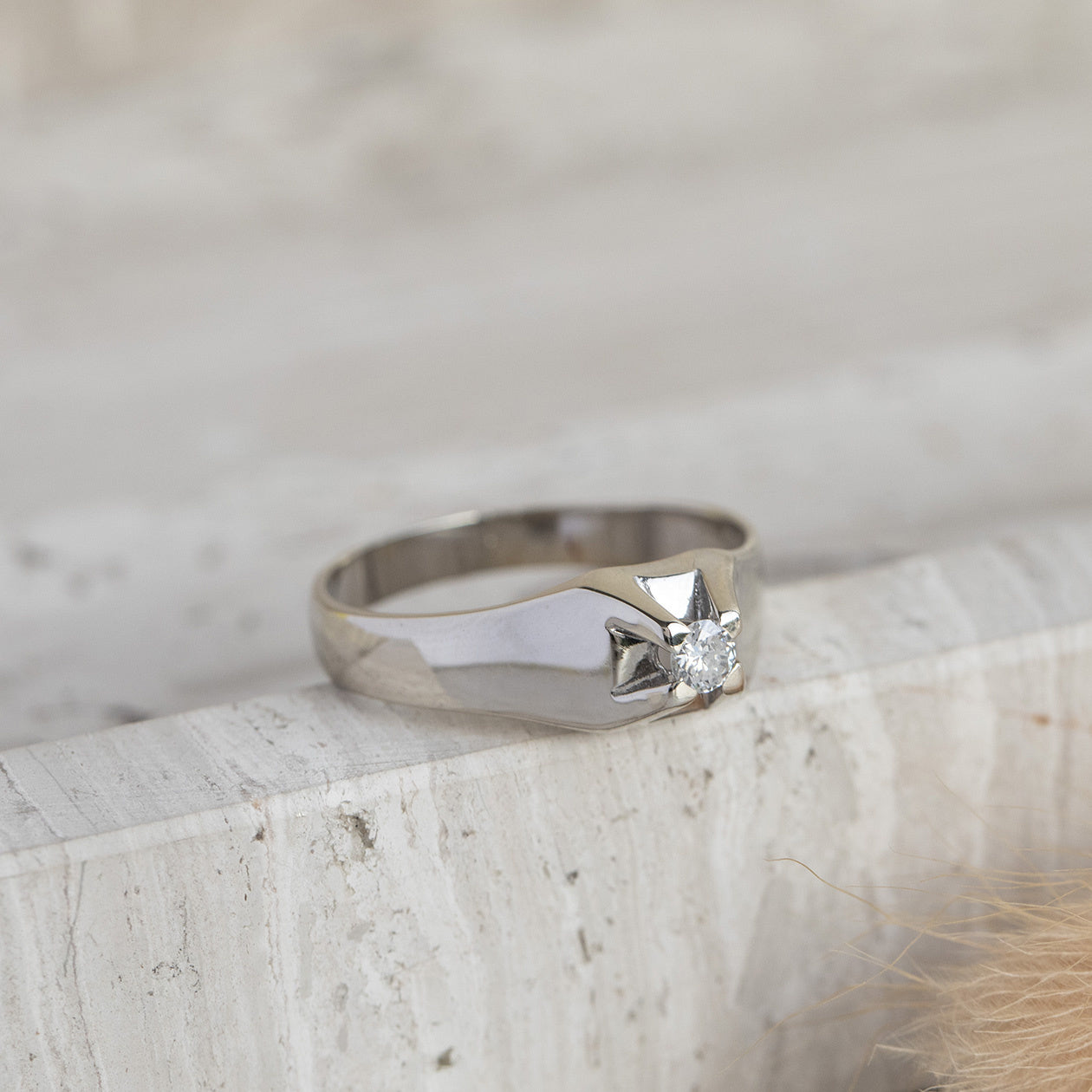 White gold ring with diamond 14 kt