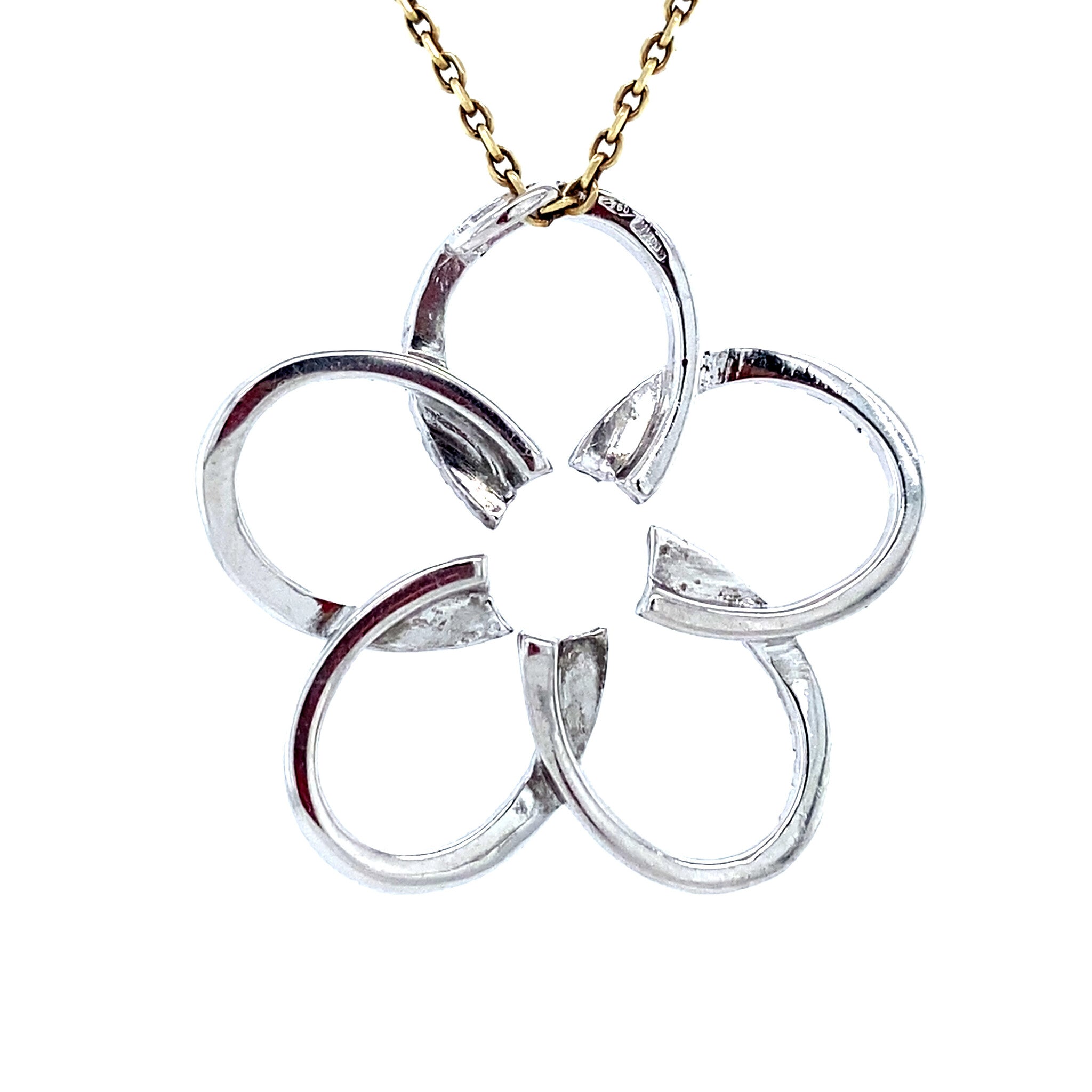 White gold flower pendant with diamond 18 karat