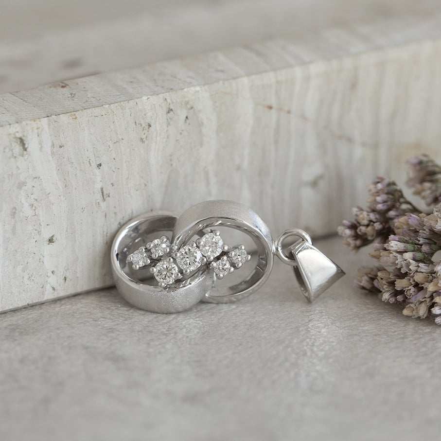 White gold pendant with diamond 14 karat