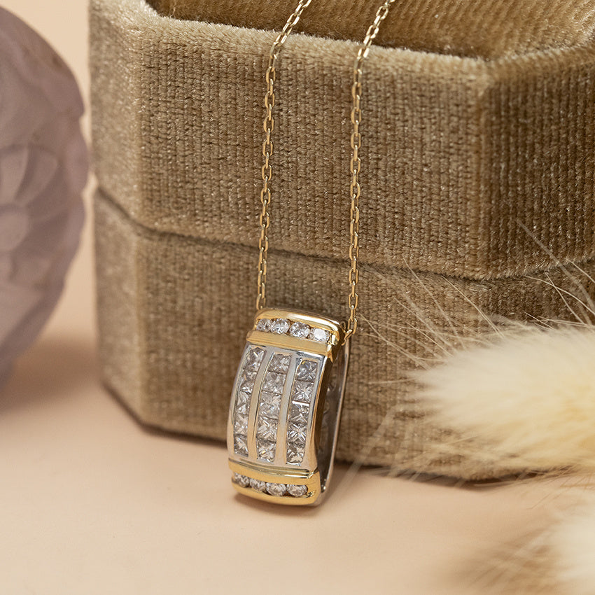 18 karat gold pendant with diamond