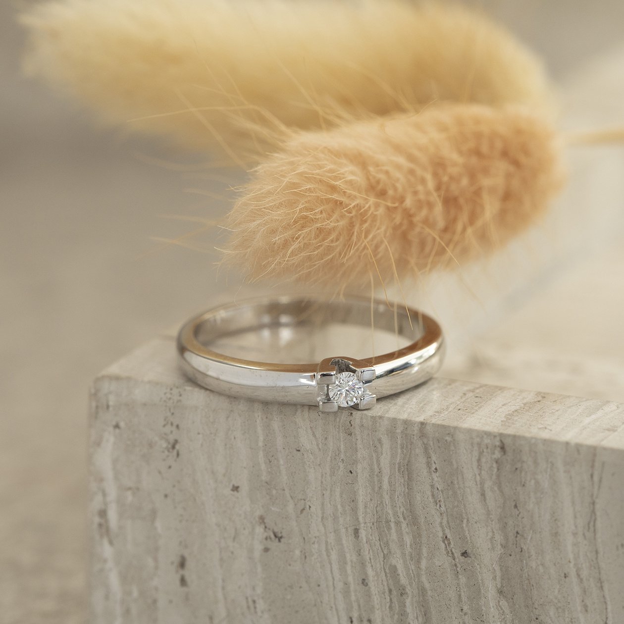 White gold solitaire ring with diamond from Diamonde 14 kt