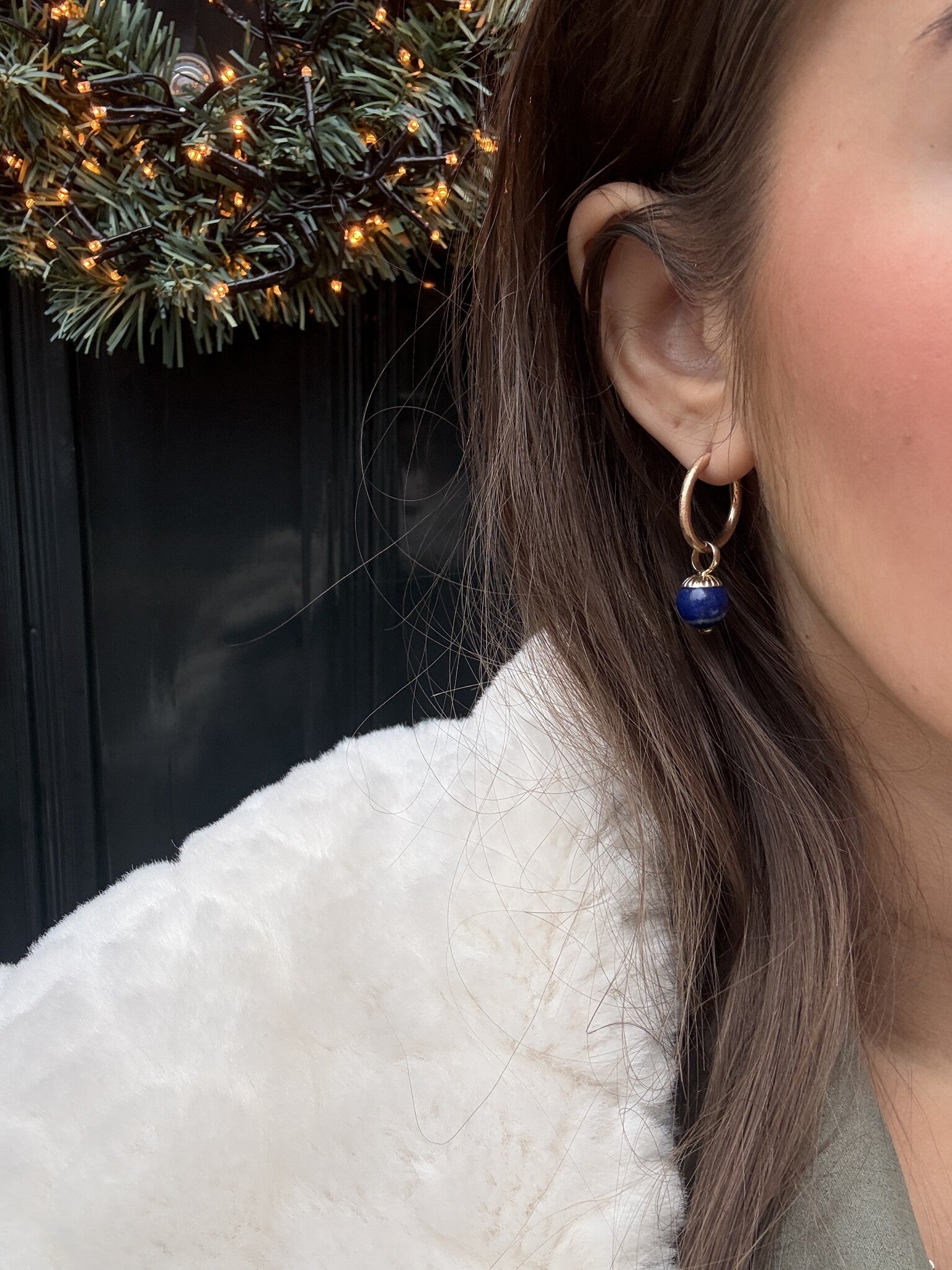 Gouden creoolhangers met lapis lazuli 14 karaat