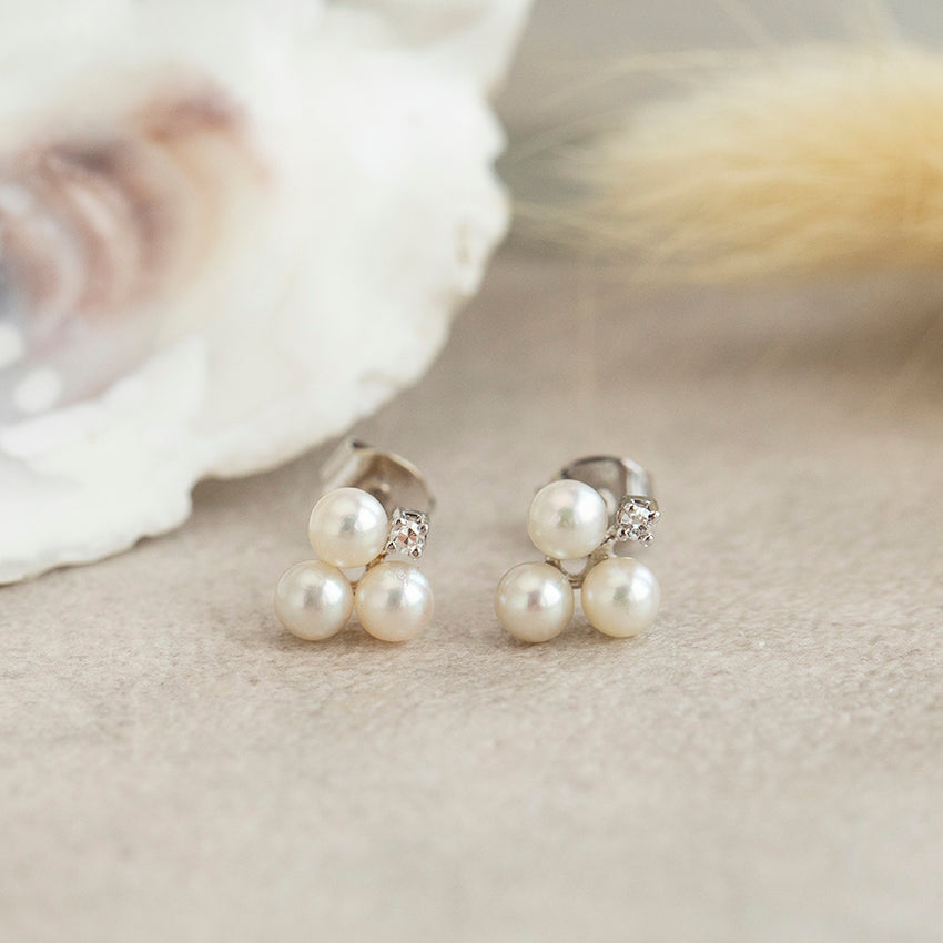 14 karat white gold stud earrings with pearl and diamond
