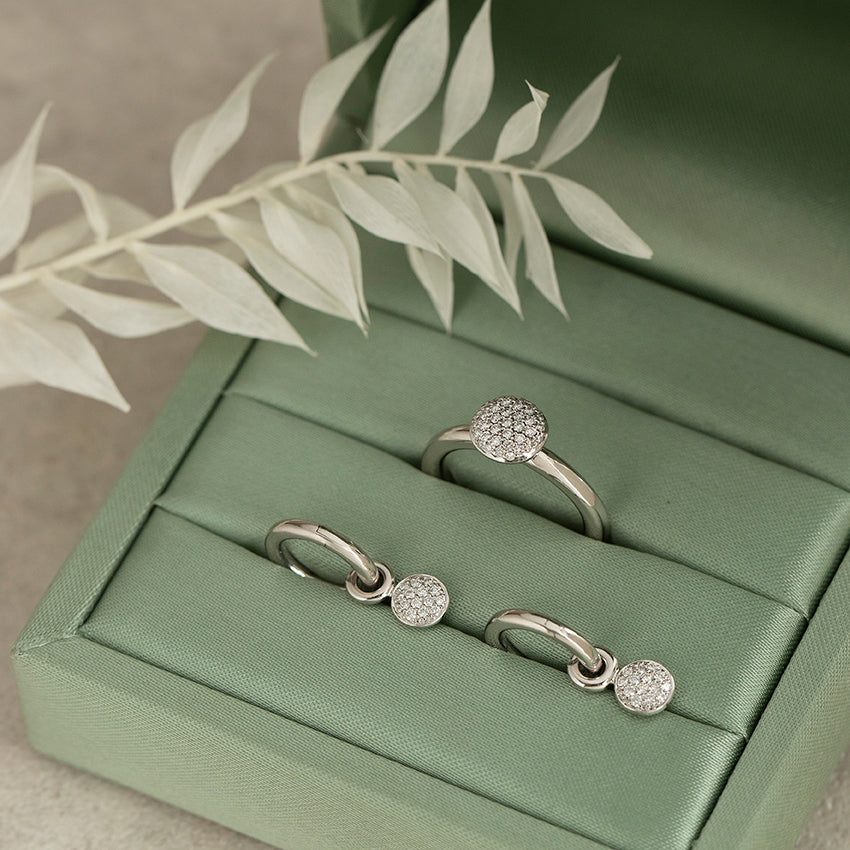 Witgouden Stardust oorsieraden van Bron Jewely 18 karaat