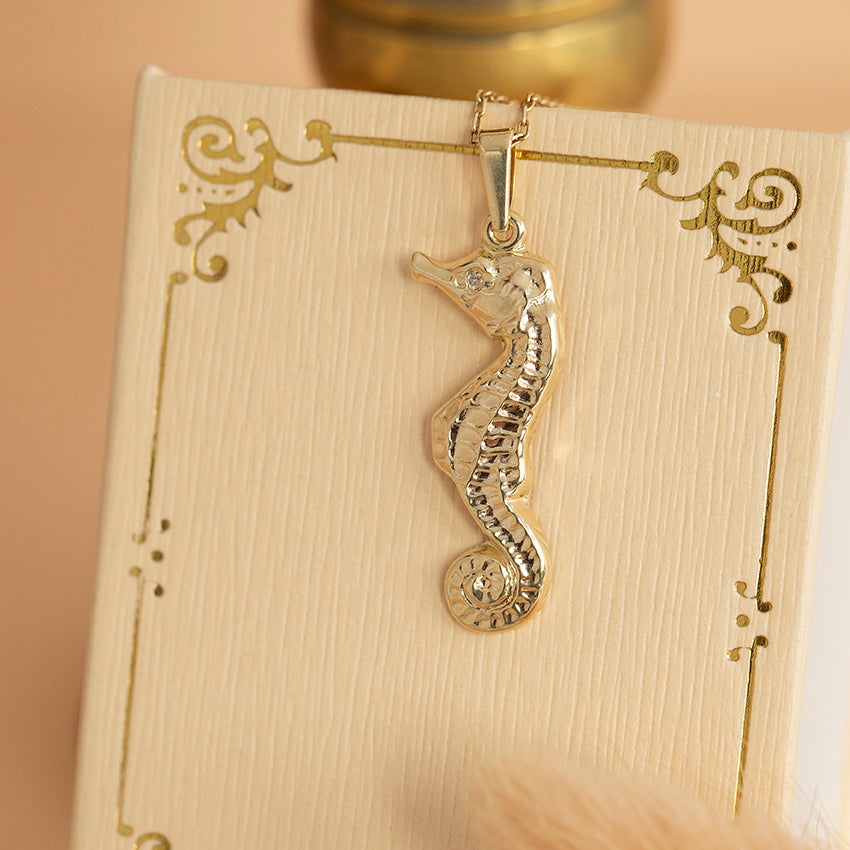 Hanger zeepaardje met diamant 9 karaat