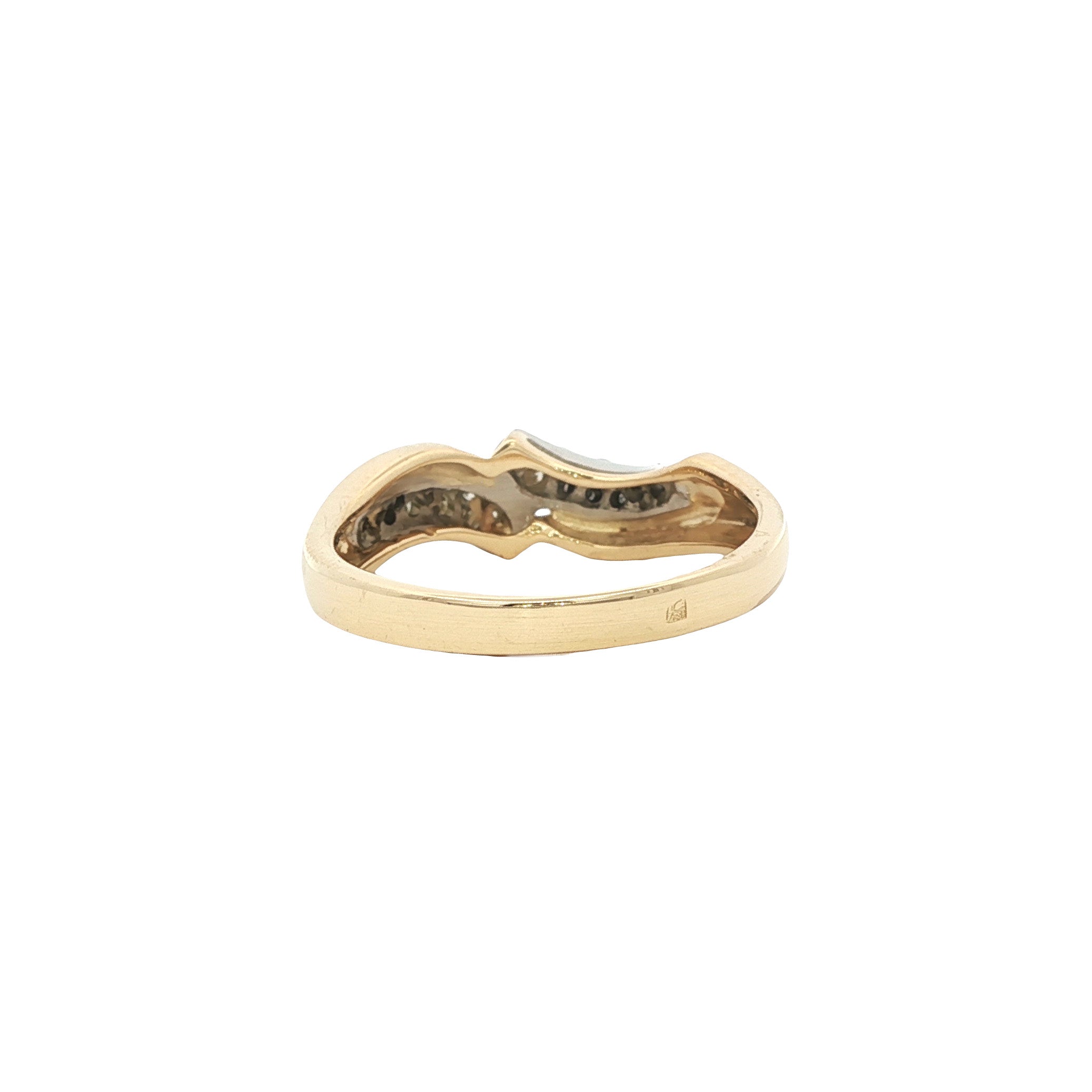 18-karat gold ring with a diamond