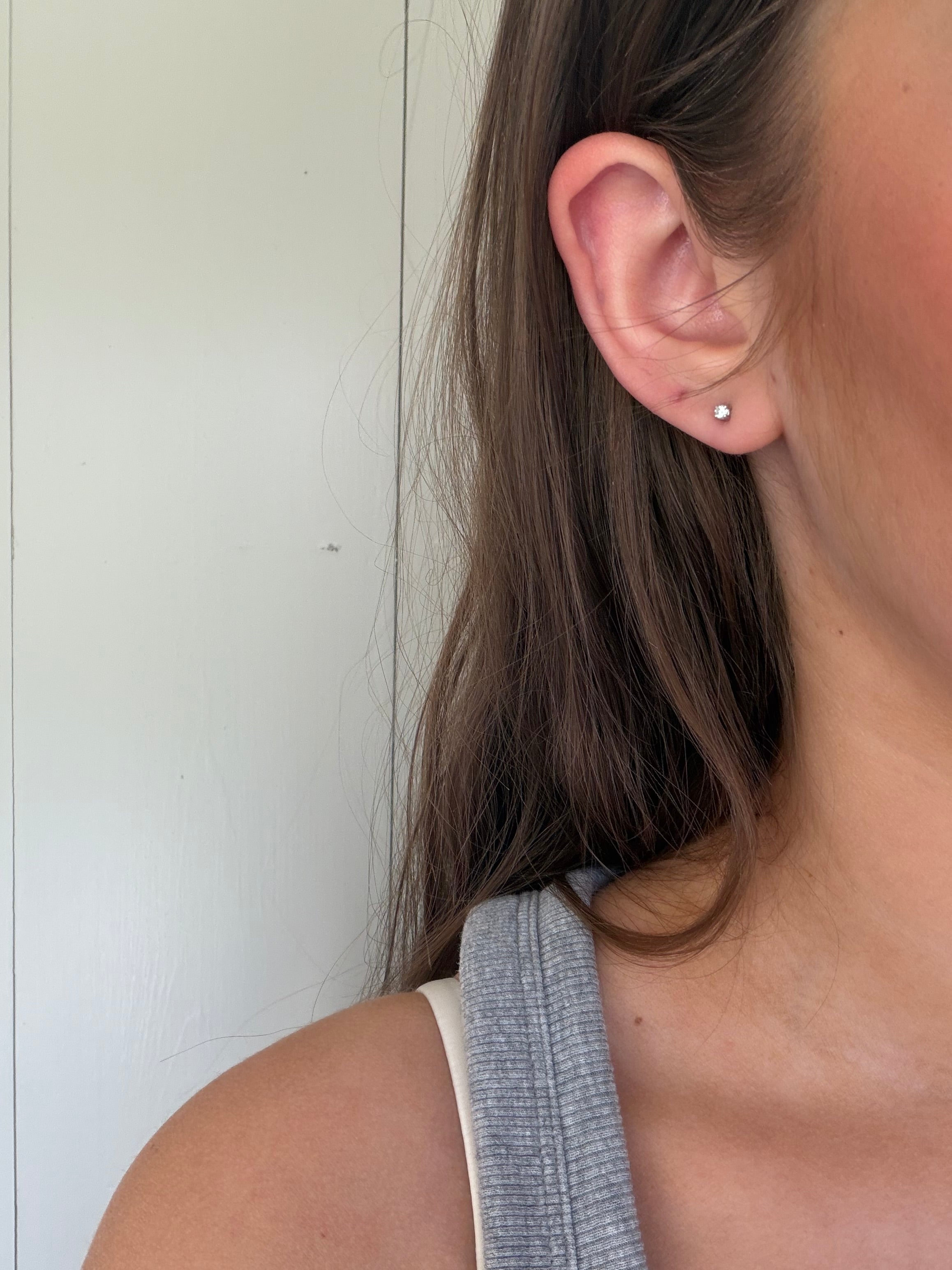 White gold solitaire diamond stud earrings, 14 karat*new