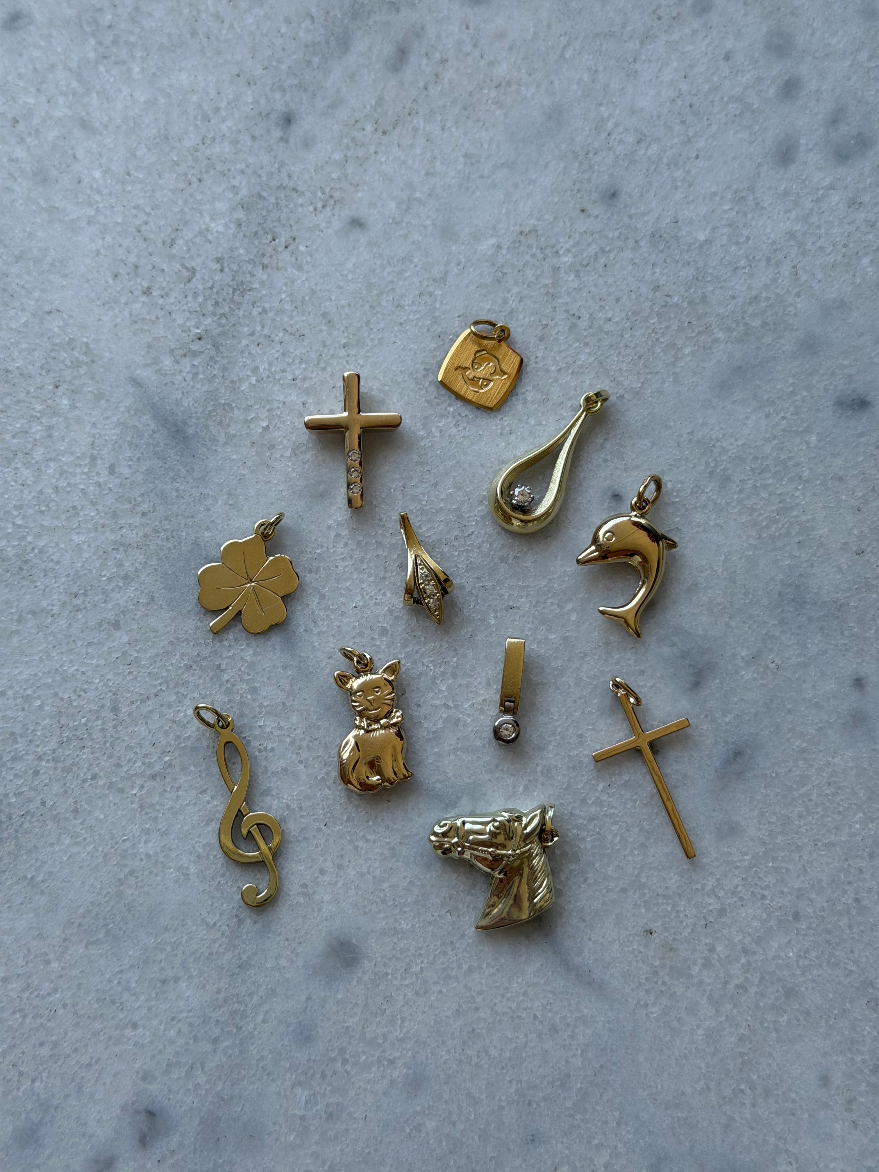 Gouden hanger met diamant 14 karaat